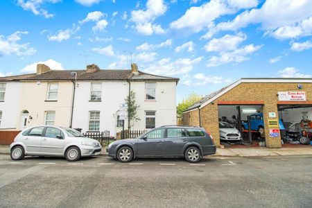 2 bedroom end of terrace house to rent - Photo 2