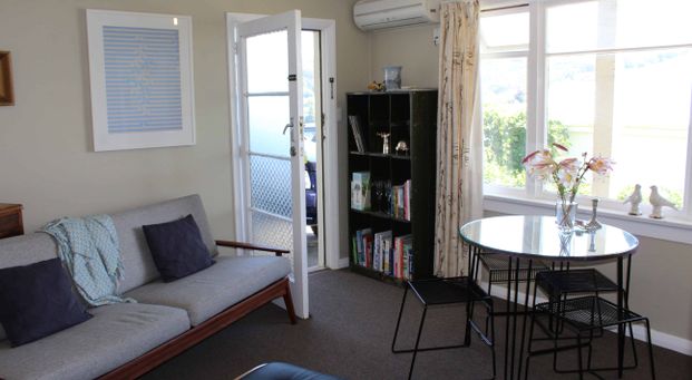 **2026 Sunny 1 bedroom flat situated in Roslyn** - Photo 1