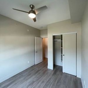 Bright Corner 2BR/2BA/In suite laundry/Walk in closet/Soaker tub - Photo 2