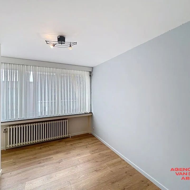 Lichtrijk appartement met zeer ruim terras gelegen te centrum Oostkamp - Photo 1