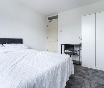 4 bedroom semi-detached house to rent - Photo 6