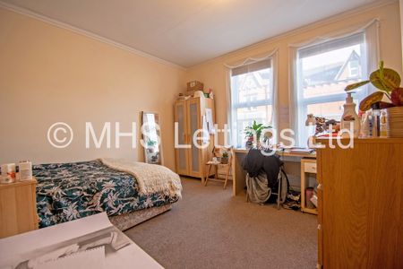 4 Bedroom Mid Terraced House for rent in Manor Drive - Photo 2