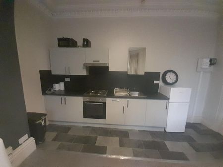 1 bedroom in a house share to rent - Photo 2