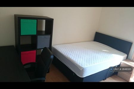 3 bedroom flat to rent - Photo 4