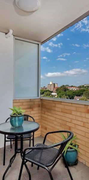 Studio Aparmtent in the Heart of Bondi! - Photo 1