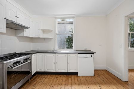 CHARMING THREE BEDROOM HOUSE IN THE HEART OF ALEXANDRIA | Unfurnished - Photo 5