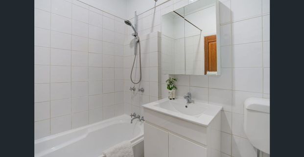 Charming Family Home in the Heart of Holland Park - Photo 1