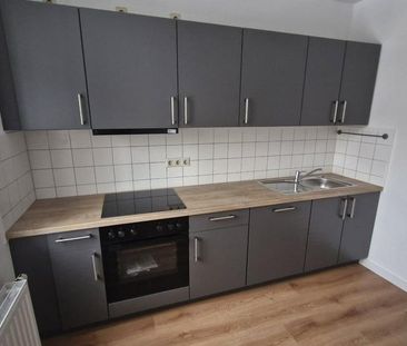 Frisch Renovierte 2 Raum Wohnung mit neuer Einbauküche in Stadfeld Ost - Photo 3