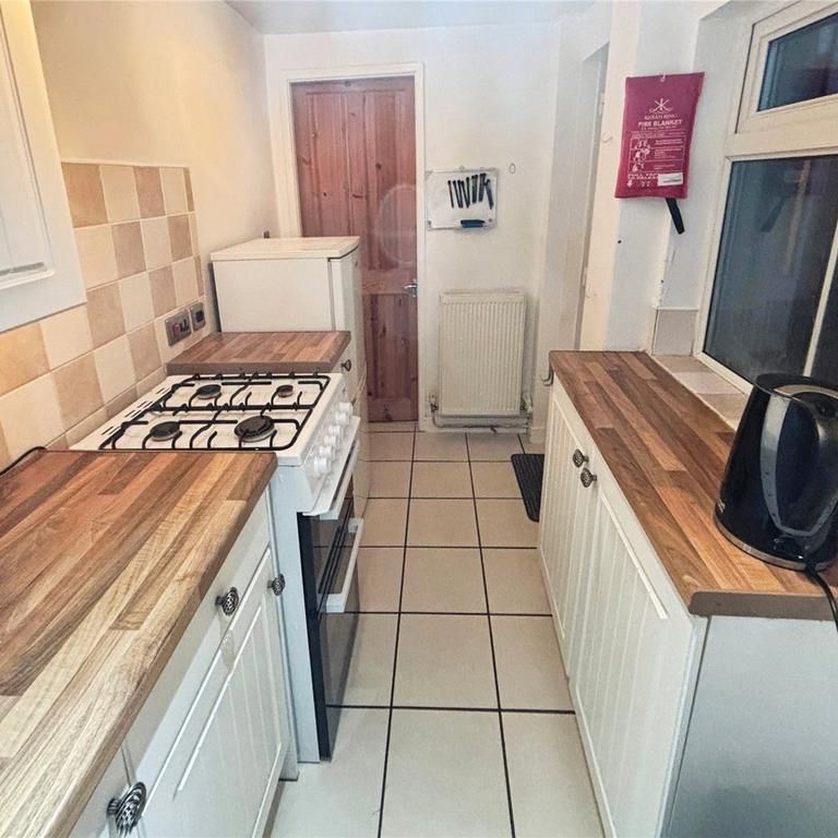 2 bedroom end of terrace house to rent - Photo 1