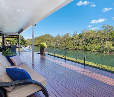 Stunning Waterfront Family Home in Broadbeach Waters! - Photo 3