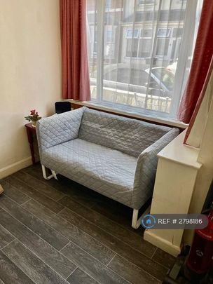 1 bedroom in a house share to rent - Photo 1