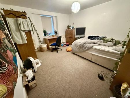 3 bedroom flat to rent - Photo 4