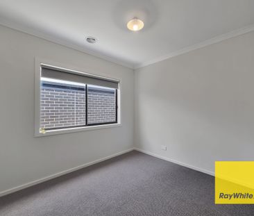 Breathtaking 4-Bedroom Family Residence! - Photo 6