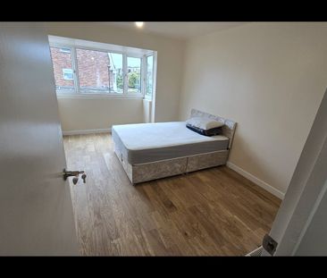 Room in a Shared House, Atkinson Road, E16 - Photo 2