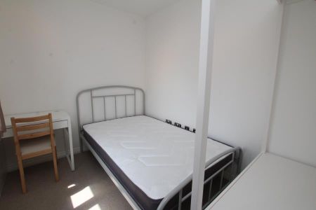 4 bedroom semi-detached house to rent - Photo 2