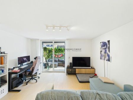 Exclusive living with private outdoor space - Photo 2