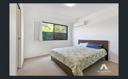 CONVENIENT SPACIOUS 3 BEDROOM TOWNHOUSE CLOSE TO PUBLIC TRANSPORT - Photo 2