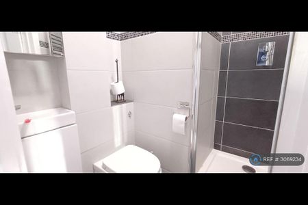 1 bedroom in a flat share to rent - Photo 4