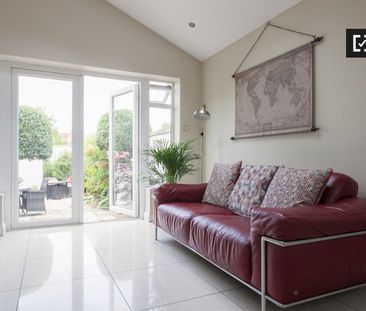 Attic room to rent in 5-bedroom house in Rathgar, Dublin - Photo 5