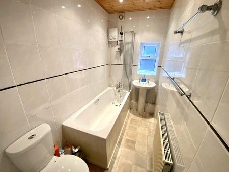 2 bedroom end of terrace house to rent - Photo 5