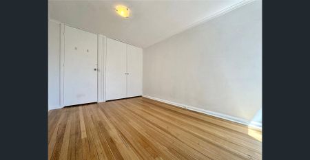 UNFURNISHED 2 bedroom ground floor apartment - Photo 3