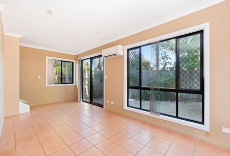 Spacious & Convenient 3-Bedroom Townhouse in Prime Ferny Grove Location - Photo 4