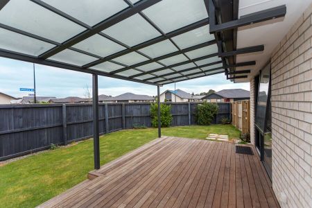 Executive 3 Bedroom Family Home in Wigram! - Photo 3
