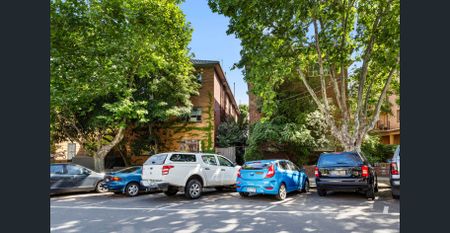 Charming Renovated Two-Bedroom Apartment in Prime St Kilda Location - Photo 3