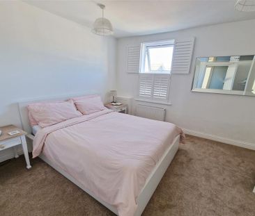 3 bedroom flat to rent - Photo 4