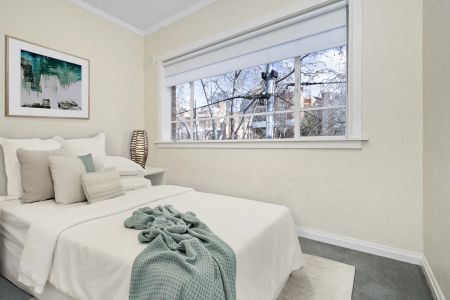 Two-bedroom Art Deco Apartment in Prime Location! - Photo 3