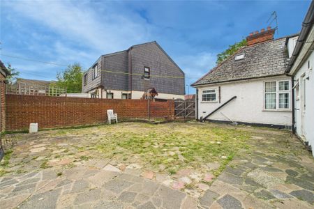 1 bedroom sharedAccommodation in London Road, Slough - Photo 2