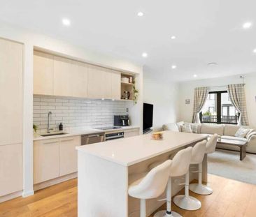 Lovely home in a convenient location! - Photo 3