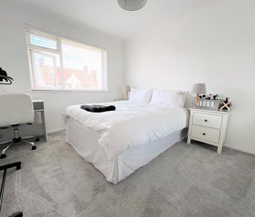 Chertsey Road, Byfleet - 2 bedrooms Property for lettings - Seymours - Photo 3