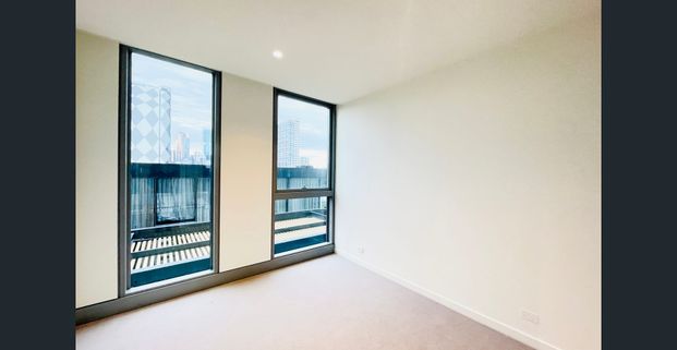 R.Iconic - Spacious 1 Bedroom PLUS a Study Apartment!! - Photo 1