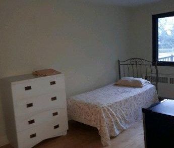 Grandes chambres à louer près de l'Hôpital Maisonneuve-Rosemont - Photo 1