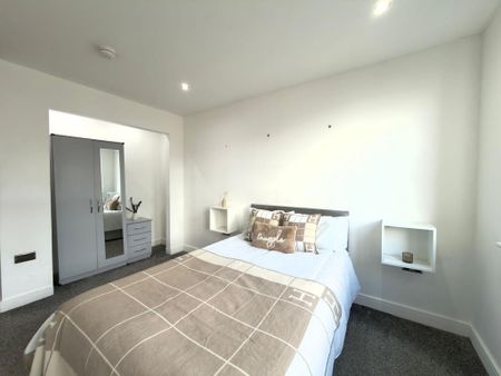 1 bedroom in a flat share to rent - Photo 2