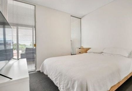 Modern Two Bedroom Apartment - Photo 2