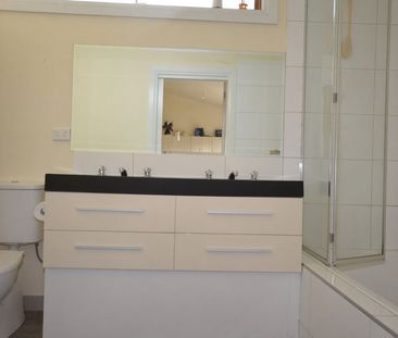 Central Location, Renovated Family Home - Photo 4