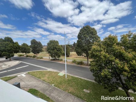 17 Damaine Circuit, Caroline Springs, VIC 3023 - Photo 4