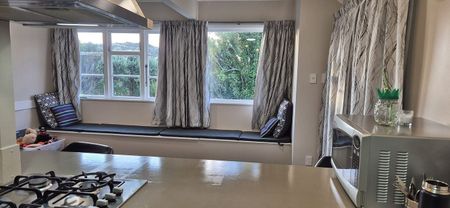 3 Bedroom double bathroom Centralised heat/cool - Photo 5