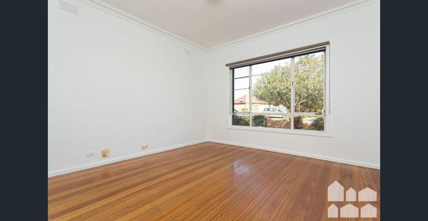 Centrally located three bedroom home - Photo 1