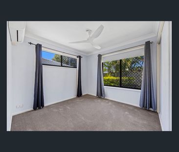 Large Three Bedroom Family Home with Swimming Pool! - Photo 6