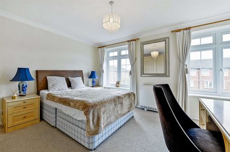 A very well-presented, bright and airy, two bedroom maisonette with car parking for one car the heart of Windsor town centre - Photo 2