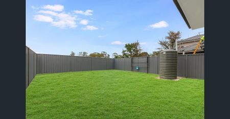 Free-standing spacious 4-bedrrom family home - Photo 2