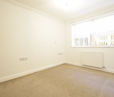 2 bed flat to rent in Richmond Park Road, Bournemouth, BH8 - Photo 3