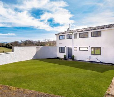 Beautifully refurbished, this impressive five-bedroom detached fami... - Photo 5
