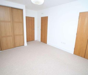 Salisbury Square, Hatfield, Hertfordshire, AL9 - Photo 3