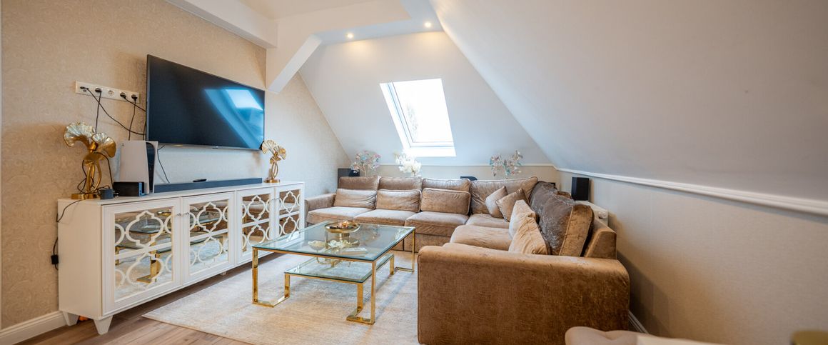 Altbaucharme trifft Komfort – Dachgeschosswohnung mit Klimaanlage - Photo 1