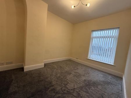 2 bedroom end of terrace house to rent - Photo 4