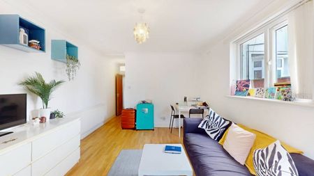 3 Bedroom, 2 bath, 1 reception Flat - Photo 2